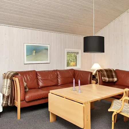 Vakantiehuis Three-bedroom In 6 *